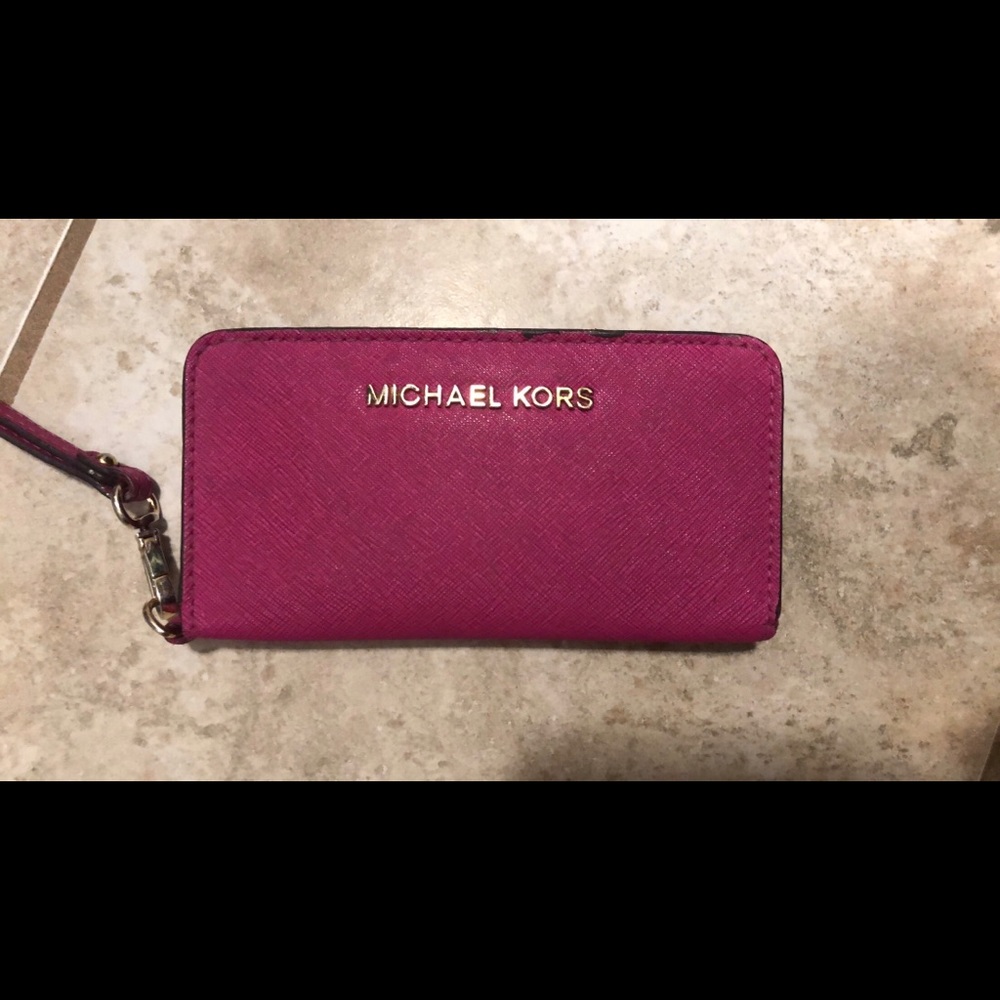 Authentic Michael Kors Wallet. GUC 😍